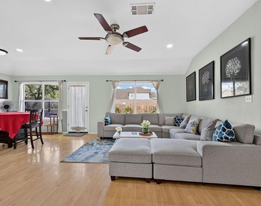 1006 Clear Lake Ln - Photo Thumbnail 2