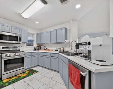 1006 Clear Lake Ln - Photo Thumbnail 6
