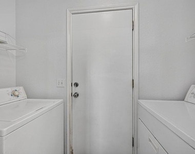 1006 Clear Lake Ln - Photo Thumbnail 14