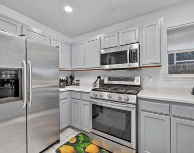 1006 Clear Lake Ln - Photo Thumbnail 7
