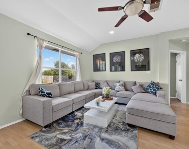 1006 Clear Lake Ln - Photo Thumbnail 3
