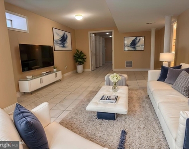 319 Boeing Court - Photo Thumbnail 5