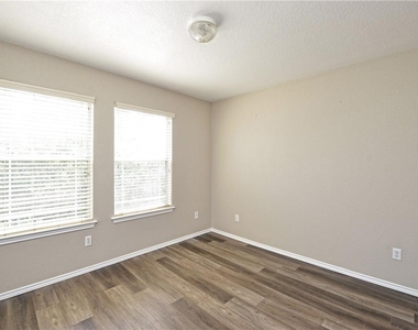 9212 Rowlands Sayle Rd - Photo Thumbnail 15