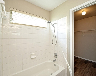 9212 Rowlands Sayle Rd - Photo Thumbnail 16