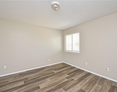 9212 Rowlands Sayle Rd - Photo Thumbnail 9