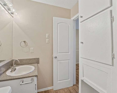 1302 Parker Ln - Photo Thumbnail 12