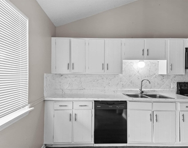1302 Parker Ln - Photo Thumbnail 6