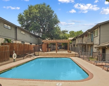 1302 Parker Ln - Photo Thumbnail 3