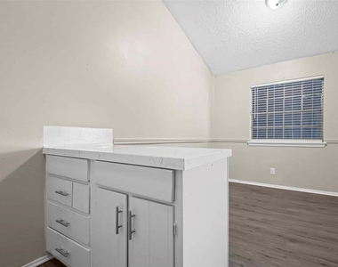 1302 Parker Ln - Photo Thumbnail 9