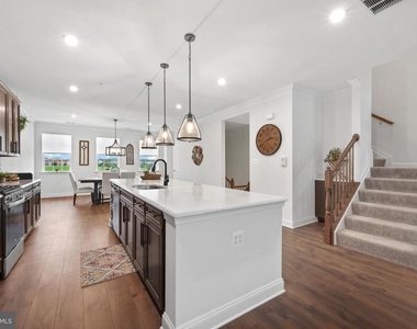 4514 Reaney Lane - Photo Thumbnail 6
