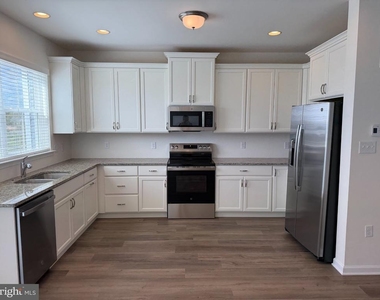 730 Rosler Way - Photo Thumbnail 6