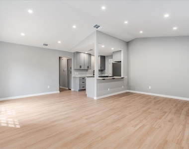 803 Kavanagh Dr - Photo Thumbnail 7