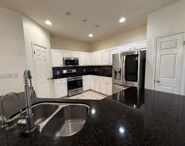 2106 Surrey Dr - Photo Thumbnail 7