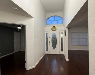 2106 Surrey Dr - Photo Thumbnail 2