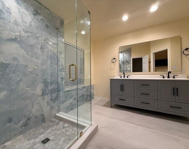 2106 Surrey Dr - Photo Thumbnail 12