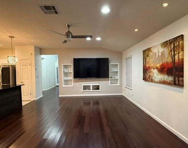 2106 Surrey Dr - Photo Thumbnail 3