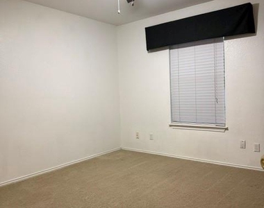 2106 Surrey Dr - Photo Thumbnail 17