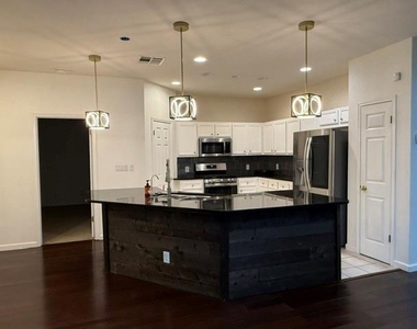 2106 Surrey Dr - Photo Thumbnail 6