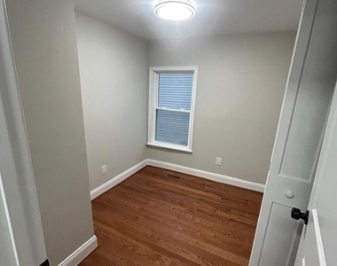 1922 Capitol Avenue Ne - Photo Thumbnail 21