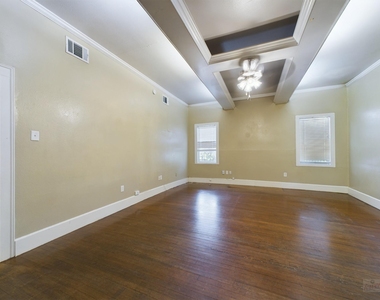 705 E 32nd St - Photo Thumbnail 3