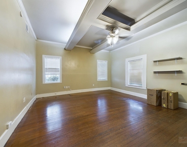 705 E 32nd St - Photo Thumbnail 4