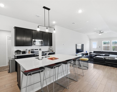 301 Old Stagecoach Rd - Photo Thumbnail 6