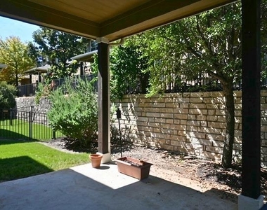 516 E Slaughter Ln - Photo Thumbnail 3