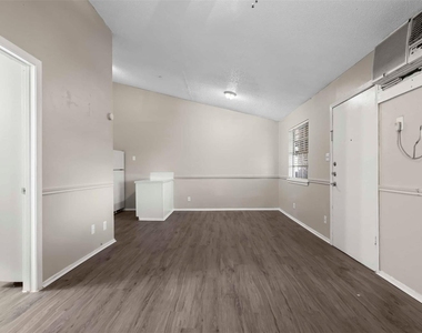 1302 Parker Ln - Photo Thumbnail 13