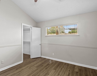1302 Parker Ln - Photo Thumbnail 11