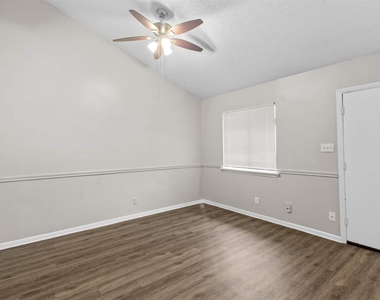 1302 Parker Ln - Photo Thumbnail 10