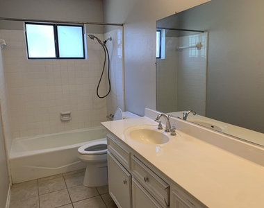 1002 Adventure Ln - Photo Thumbnail 17