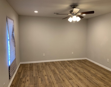 1002 Adventure Ln - Photo Thumbnail 24