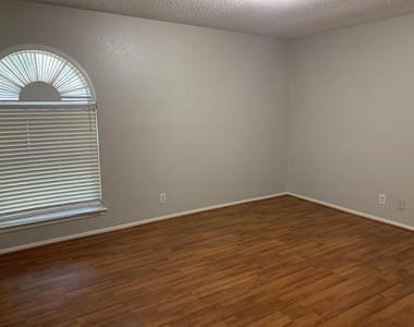 1002 Adventure Ln - Photo Thumbnail 16