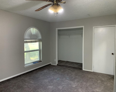 1002 Adventure Ln - Photo Thumbnail 10