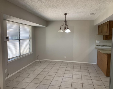 1002 Adventure Ln - Photo Thumbnail 5