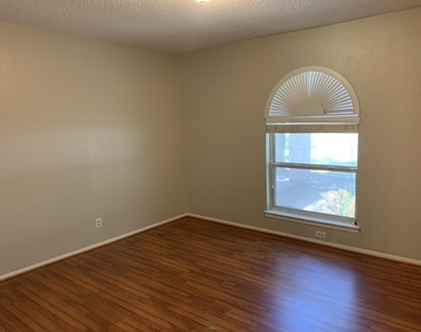 1002 Adventure Ln - Photo Thumbnail 18