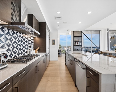 301 West Ave - Photo Thumbnail 1
