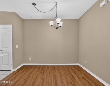 13703 Richmond Park Drive N - Photo Thumbnail 13