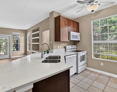 13703 Richmond Park Drive N - Photo Thumbnail 11