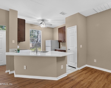 13703 Richmond Park Drive N - Photo Thumbnail 7