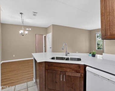13703 Richmond Park Drive N - Photo Thumbnail 12