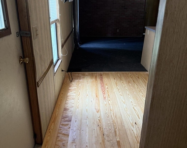 205 Lakeview Court - Photo Thumbnail 9