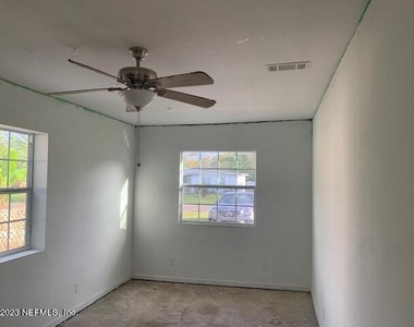 235 Beall Avenue N - Photo Thumbnail 12