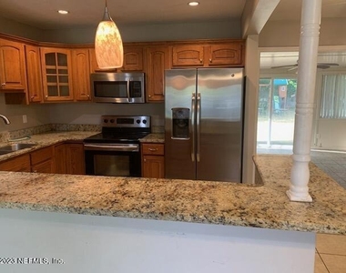 235 Beall Avenue N - Photo Thumbnail 5