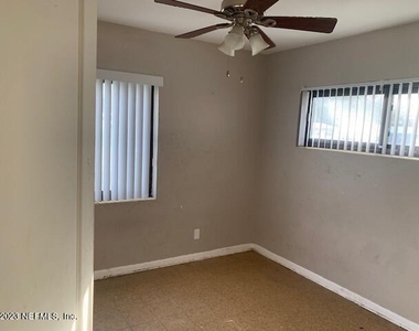 235 Beall Avenue N - Photo Thumbnail 10