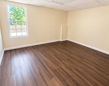 3713 Crescent Hill Lane Nw - Photo Thumbnail 5