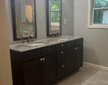 1675 Oak Ridge Way - Photo Thumbnail 12
