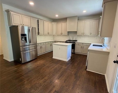 1305 Rosewood Drive - Photo Thumbnail 5