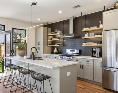 593 Formwalt Street Sw - Photo Thumbnail 3