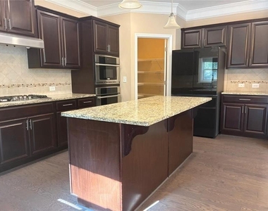4470 Skylark Lane - Photo Thumbnail 8